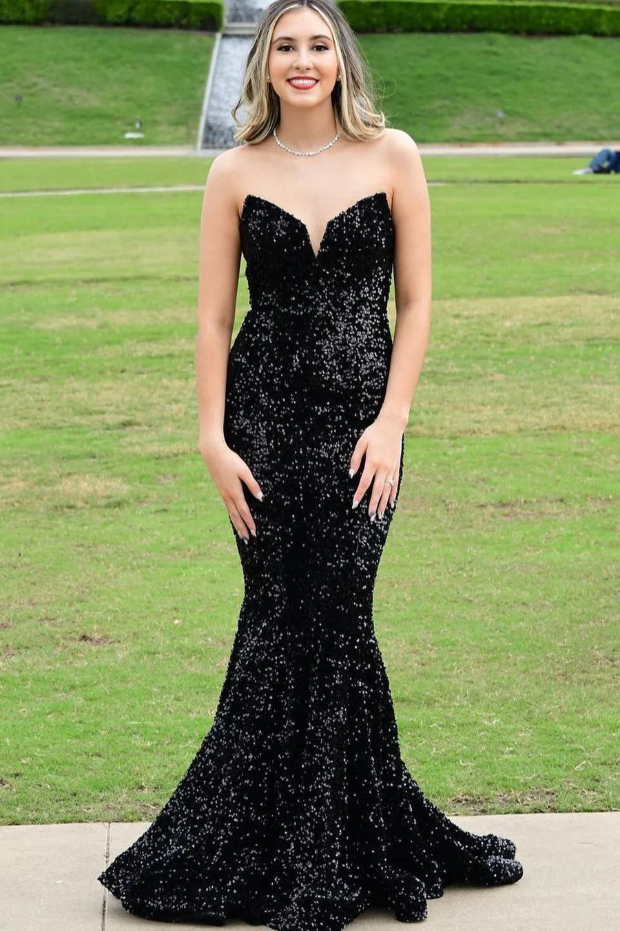 Robe de bal longue trompette à paillettes avec décolleté en cœur